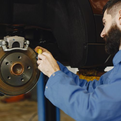 mechanic-with-tool-wheel-hands-mechanic-blue-work-clothes (1)