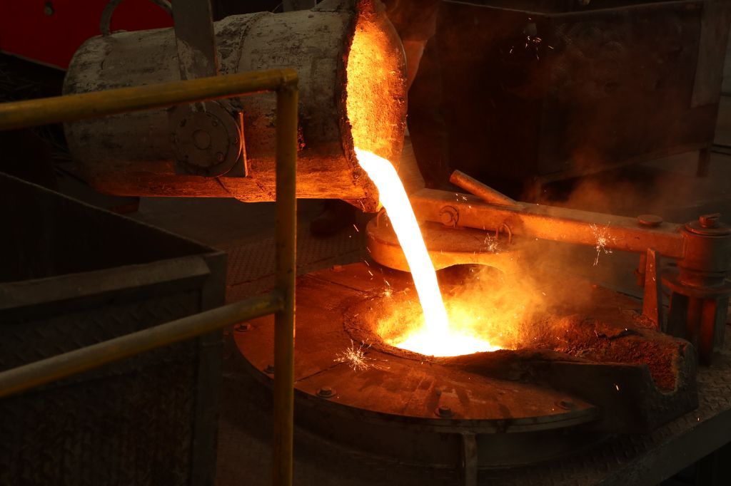 molten-iron-pour-from-ladle-into-melting-furnace (1)