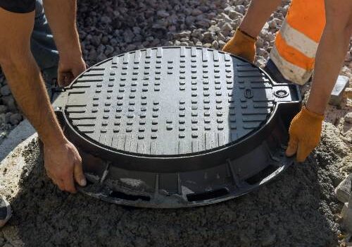 worker-installs-sewer-manhole-septic-tank-made-concrete-rings (2)